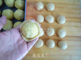 广式绿豆沙蛋黄月饼的做法步骤：9