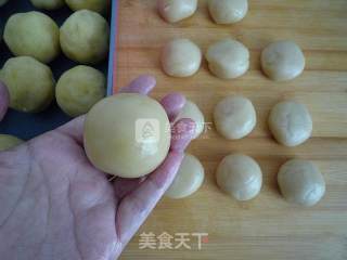 广式绿豆沙蛋黄月饼的做法步骤：10