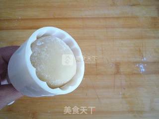 广式绿豆沙蛋黄月饼的做法步骤：12