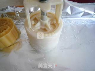 广式绿豆沙蛋黄月饼的做法步骤：13