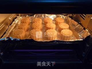 广式绿豆沙蛋黄月饼的做法步骤：15