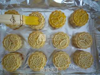 广式绿豆沙蛋黄月饼的做法步骤：16