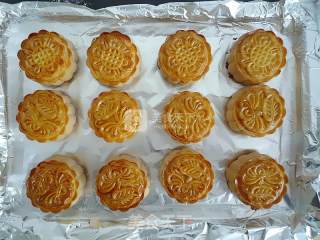 广式绿豆沙蛋黄月饼的做法步骤：17
