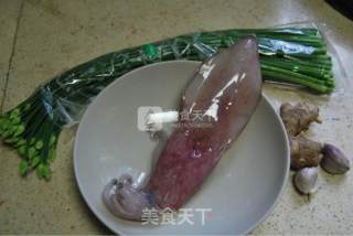 韭菜花鱿鱼的做法步骤：1