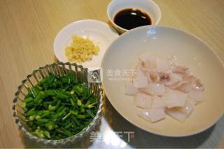 韭菜花鱿鱼的做法步骤：2