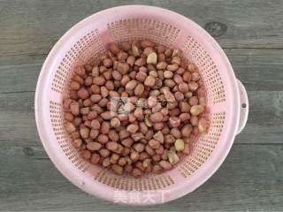 老醋花生的做法步骤：1