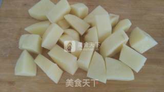 土豆炖鸡的做法步骤：1