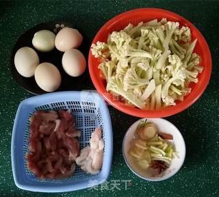 虎皮蛋肉片炒花菜的做法步骤：1