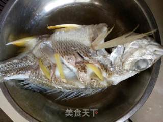 清蒸本地黑蜡鱼的做法步骤：2