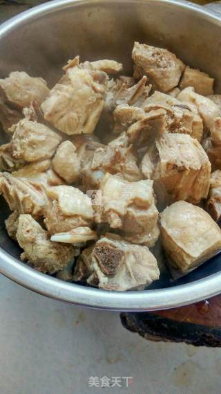 鸭肉炖土豆的做法步骤：1