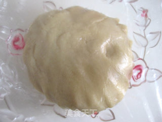 自制豆沙蛋黄月饼的做法步骤：4