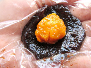 自制豆沙蛋黄月饼的做法步骤：5