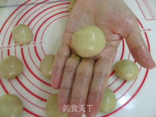 自制豆沙蛋黄月饼的做法步骤：7