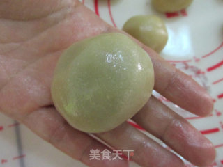 自制豆沙蛋黄月饼的做法步骤：10