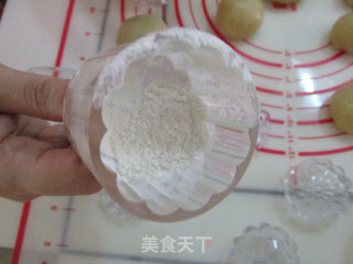 自制豆沙蛋黄月饼的做法步骤：11