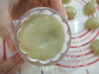 自制豆沙蛋黄月饼的做法步骤：12