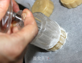 自制豆沙蛋黄月饼的做法步骤：13