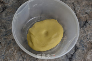 广式双蛋黄椰蓉月饼的做法步骤：3