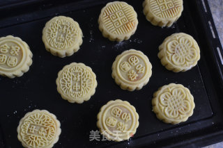 广式双蛋黄椰蓉月饼的做法步骤：13