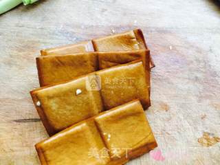 青椒炒香干的做法步骤：1