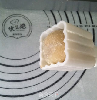 广式蛋黄月饼的做法步骤：13