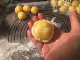 港式奶黄月饼的做法步骤：13