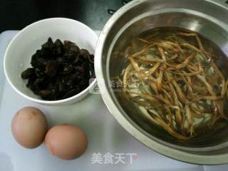黑木耳黄花菜炒鸡蛋的做法步骤：1