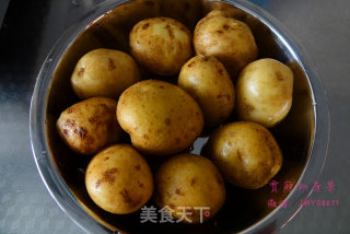 孜然蒜蓉香辣小土豆的做法步骤：1