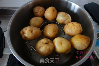 孜然蒜蓉香辣小土豆的做法步骤：2