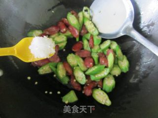 干煸香肠秋葵的做法步骤：6