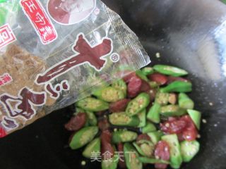 干煸香肠秋葵的做法步骤：7