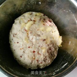 红糖桂圆软欧面包的做法步骤：2