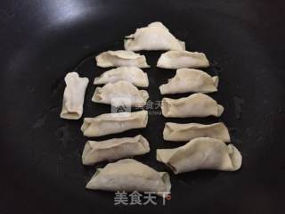 锅贴饺子的做法步骤：6