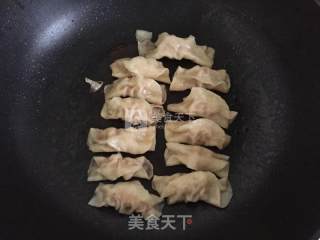 锅贴饺子的做法步骤：8