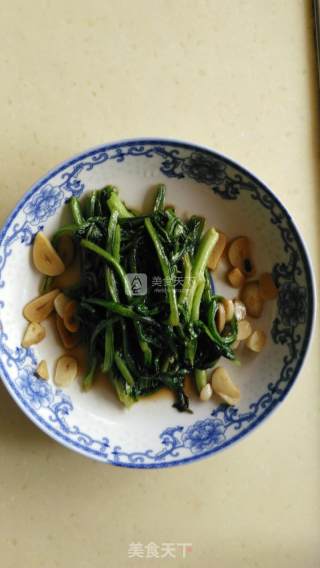 蒜香油麦菜的做法步骤：2