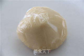中秋佳节倍思亲   甜美“月亮”暖人心——单黄白莲蓉月饼的做法步骤：5
