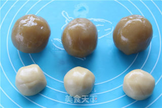 中秋佳节倍思亲   甜美“月亮”暖人心——单黄白莲蓉月饼的做法步骤：6
