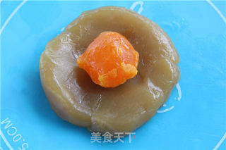 中秋佳节倍思亲   甜美“月亮”暖人心——单黄白莲蓉月饼的做法步骤：8
