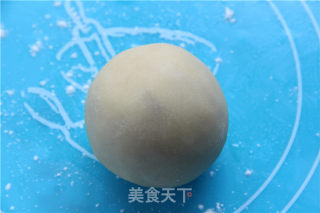 中秋佳节倍思亲   甜美“月亮”暖人心——单黄白莲蓉月饼的做法步骤：10