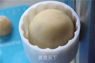 中秋佳节倍思亲   甜美“月亮”暖人心——单黄白莲蓉月饼的做法步骤：11