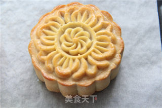 中秋佳节倍思亲   甜美“月亮”暖人心——单黄白莲蓉月饼的做法步骤：14