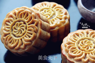 中秋佳节倍思亲   甜美“月亮”暖人心——单黄白莲蓉月饼的做法步骤：15