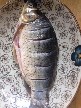 煎烧鲫鱼的做法步骤：1