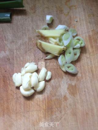煎烧鲫鱼的做法步骤：2