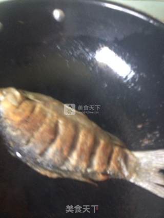 煎烧鲫鱼的做法步骤：5