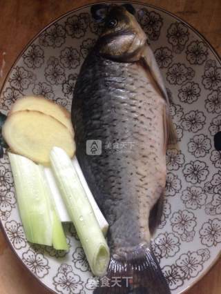 鲫鱼蛋羮的做法步骤：1