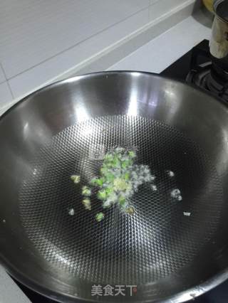 炝炒手撕白菜的做法步骤：2