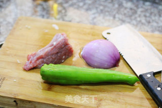 黑椒牛肉炒洋葱的做法步骤：1
