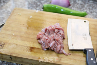 黑椒牛肉炒洋葱的做法步骤：2