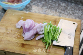 黑椒牛肉炒洋葱的做法步骤：3